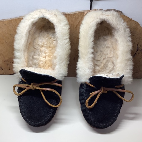 Minnetonka Moccasins 3370 - Women's Alpine Sheepskin Moccasin - Black Suede - Picture 5 of 7